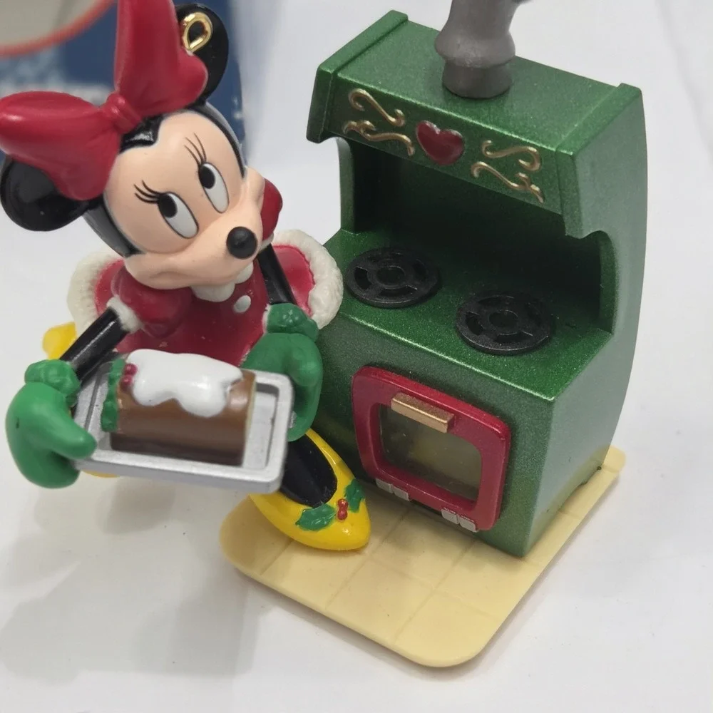 Enesco Disney Minnie Mouse Brighten-Up Christmas Ornament Baking Stove Lights Up